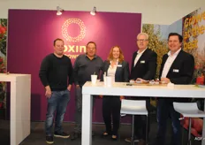 Oxin Growers is de fusie tussen Best of four en Van Nature. Op de foto: Sandra van der Veer, Cor Noordijk, Jan Leegwater samen met telers Rinus en André van 't Westeinde uit Nisse.